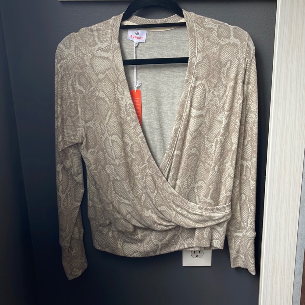 SUNDRY FROM REVOLVE SNACKE SKIN TOP